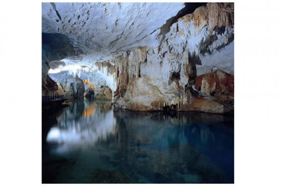 Inuti en av stalagmitgrottorna, tillgänglig endast med båt